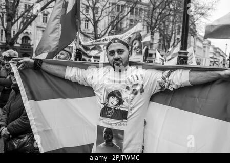 Les Britanniques-Iraniens et leurs partisans ont défilé dans le centre de Londres jusqu’à la place Tralfalgar pour protester contre la République islamique au pouvoir en Iran et contre la conduite de l’IRGC. Le 16 septembre 2022, Mahsa Amini, une iranienne de 22 ans, également connue sous le nom de Jina Amini, est décédée des blessures qu'elle a reçues alors qu'elle était sous la garde de la police de moralité religieuse du gouvernement iranien. La mort d'Amini a entraîné une série de manifestations à travers l'Iran contre la république islamique au pouvoir. Banque D'Images