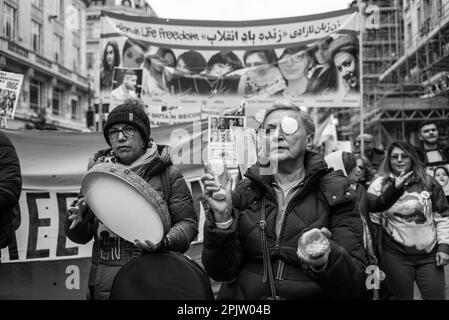 Les Britanniques-Iraniens et leurs partisans ont défilé dans le centre de Londres jusqu’à la place Tralfalgar pour protester contre la République islamique au pouvoir en Iran et contre la conduite de l’IRGC. Le 16 septembre 2022, Mahsa Amini, une iranienne de 22 ans, également connue sous le nom de Jina Amini, est décédée des blessures qu'elle a reçues alors qu'elle était sous la garde de la police de moralité religieuse du gouvernement iranien. La mort d'Amini a entraîné une série de manifestations à travers l'Iran contre la république islamique au pouvoir. Banque D'Images