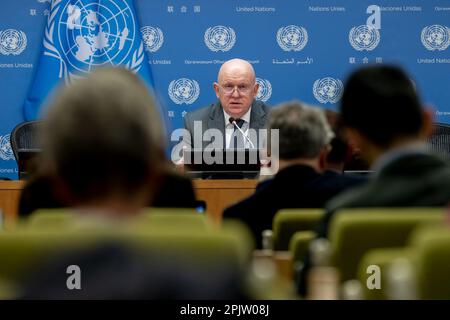 (230404) -- NATIONS UNIES, 4 avril 2023 (Xinhua) -- l'Ambassadeur de Russie auprès des Nations Unies, Vassily Nebenzia, s'exprime lors d'une conférence de presse au siège de l'ONU à New York sur 3 avril 2023. ALLER AVEC « l'envoyé russe de l'ONU défend la présidence de son pays du Conseil de sécurité » (Mark Garten/photo de l'ONU/document via Xinhua) Banque D'Images