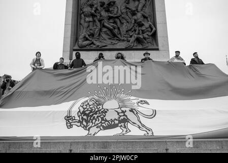 Les Britanniques-Iraniens et leurs partisans ont défilé dans le centre de Londres jusqu’à la place Tralfalgar pour protester contre la République islamique au pouvoir en Iran et contre la conduite de l’IRGC. Le 16 septembre 2022, Mahsa Amini, une iranienne de 22 ans, également connue sous le nom de Jina Amini, est décédée des blessures qu'elle a reçues alors qu'elle était sous la garde de la police de moralité religieuse du gouvernement iranien. La mort d'Amini a entraîné une série de manifestations à travers l'Iran contre la république islamique au pouvoir. Banque D'Images