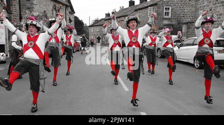 Équipe de danse de North West Morris (de Ripon) sur la place du marché à la foire de Masham Sheep, North Yorkshire Banque D'Images