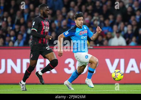 Naples, Italie. 02nd avril 2023. Naples, Italie, 2 avril 2023: Giovanni Simeone (18 Napoli) vies avec Fikayo Tomori (23 Milan) pendant la série Un match entre SSC Napoli et AC Milan au stade Diego Armando Maradona à Naples. (Foto Mosca/SPP) crédit: SPP Sport Press photo. /Alamy Live News Banque D'Images