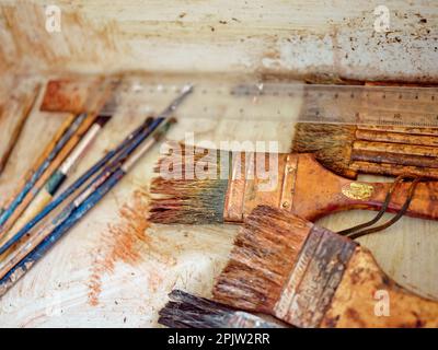 Pinceaux de la rangée d'artistes gros plan sur fond artistique . peintures et accessoires pour le dessin Banque D'Images