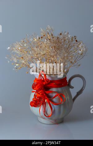 Vase en céramique beige avec pampas sec et ombres sur la table, décoration intérieure scandinave, style esthétique, espace de copie. Banque D'Images