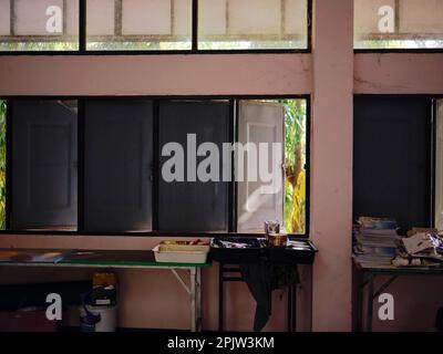 La salle de classe en bois antique THAIALND avec des bureaux de style ancien . Banque D'Images