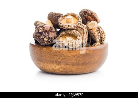 Champignons shiitake séchés dans un bol isolé sur fond blanc. Banque D'Images