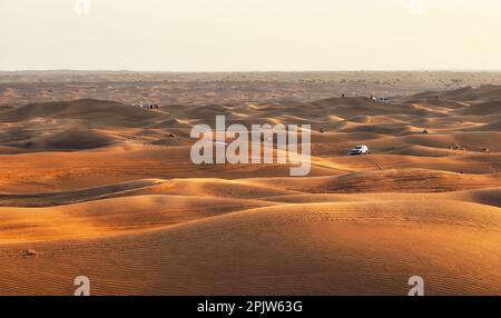Magnifique coucher de soleil sur les dunes de sable dans le désert du quartier vide arabe, Émirats Arabes Unis. RUB' al Kali près de Dubaï Banque D'Images