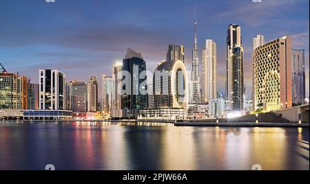 Vue panoramique sur la crique de Dubaï et les gratte-ciel nocturnes de la ville, les Émirats arabes Unis, la ligne d'horizon nocturne de Dubaï ultra-moderne Banque D'Images