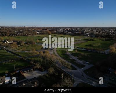 Une photo aérienne d'une petite ville pittoresque située au bord d'un luxuriant champ vert Banque D'Images