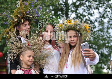 Cherkasy, Ukraine - Jule 6, 2017. Des enfants ukrainiens en chemises brodées prenant le selfie à la traditionnelle fête slave annuelle d'Ivan Kupala Banque D'Images