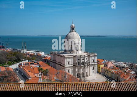 Vue sur l'église du Panthéon national de Santa Engracia à Lisbonne, Portugal Banque D'Images