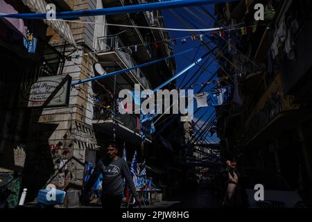 Neapel, Italie. 04th avril 2023. Une rue est décorée les couleurs du club de SSC Napoli SSC Napoli, Que le championnat dans l'actuelle Serie Une saison est presque impossible à prendre, le dernier est devenu champion de football en Italie en 1990 avec la stuperstar Argentine Diego Maradona (à dpa 'Napoli prêt pour la plus grande partie de championnat de football - 'Go Crazy All') Credit: Oliver Weiken/dpa/Alay Live News Banque D'Images