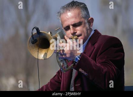 Paolo Fresu joue le flungerhorn dans la Forêt de mémoire créée à Bergame pour rappeler les victimes du Covid 19 le 18 mars Banque D'Images