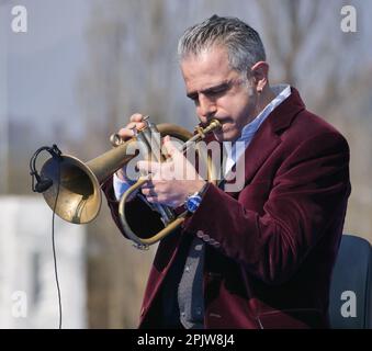 Paolo Fresu joue le flungerhorn dans la Forêt de mémoire créée à Bergame pour rappeler les victimes du Covid 19 le 18 mars Banque D'Images