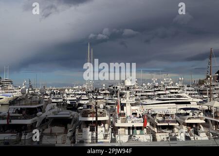 Il est bondé de yachts port de Monaco pendant la course de Formule 1 21 mai 2015 à Monaco, Monaco. Banque D'Images