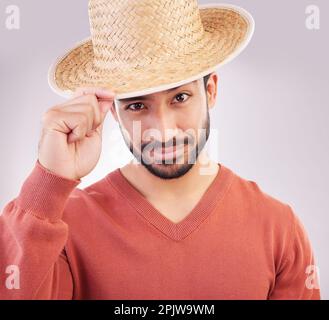 Heureux, élégant et portrait d'un homme asiatique avec un chapeau isolé sur un fond blanc dans un studio. Tendance, confiant et un type japonais qui se montre Banque D'Images