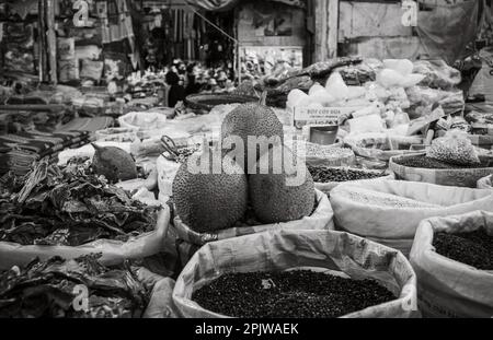 Haricots secs, épices et autres produits en vente dans un stand du marché central de Pleiku, dans les hauts plateaux du centre du Vietnam. Banque D'Images