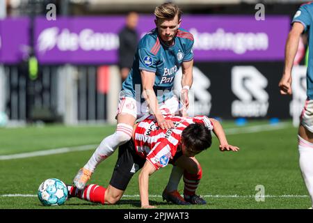 02-04-2023: Sport: Sparta et Feyenoord ROTTERDAM, PAYS-BAS - AVRIL 2: Marcus Holmgren Pedersen (Feyenoord Rotterdam) et Koki Saito (Sparta Rotterdam Banque D'Images