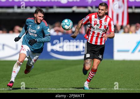 02-04-2023: Sport: Sparta et Feyenoord ROTTERDAM, PAYS-BAS - AVRIL 2: Santiago Gimenez (Feyenoord Rotterdam) et Mike Eerdhuijzen (Sparta Rotterdam) Banque D'Images