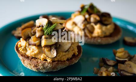 Griller avec du houmous et des champignons sautés. recette végétalienne. Banque D'Images