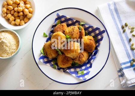 Boulettes de viande végétaliennes à base de pâte de pois chiches. Banque D'Images