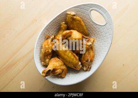 Assiette avec ailes de poulet frites de style Kentucky. Banque D'Images