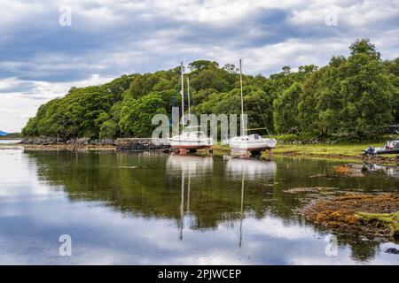 Deux yachts se sont joints à l'embarcadère en pierre de la baie de Samalaman à Glenuig sur la péninsule Ardnamurchan à Lochaber, en Écosse Banque D'Images