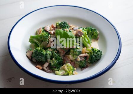 Brocoli cuisiné à la crème italienne de style carbonara avec du bacon. Banque D'Images