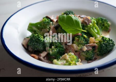 Brocoli cuisiné à la crème italienne de style carbonara avec du bacon. Banque D'Images