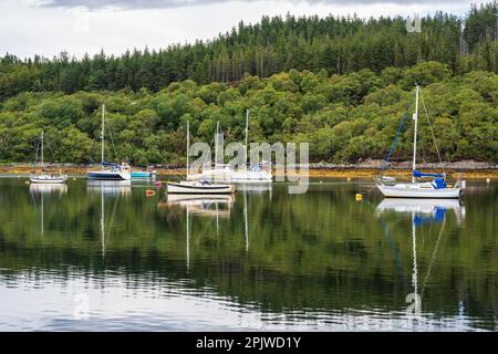 Yachts amarrés à Salen Jetty sur le Loch Sunart sur la péninsule Ardnamurchan à Lochaber, sur la côte ouest sauvage et pittoresque de l'Écosse Banque D'Images