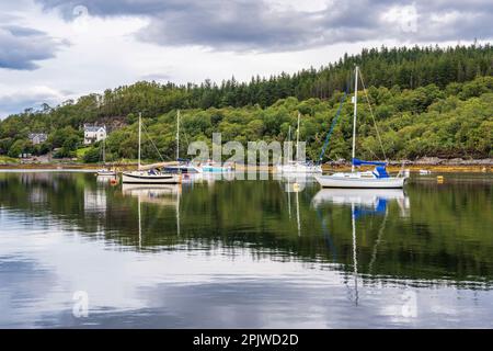 Yachts amarrés à Salen Jetty sur le Loch Sunart sur la péninsule Ardnamurchan à Lochaber, sur la côte ouest sauvage et pittoresque de l'Écosse Banque D'Images