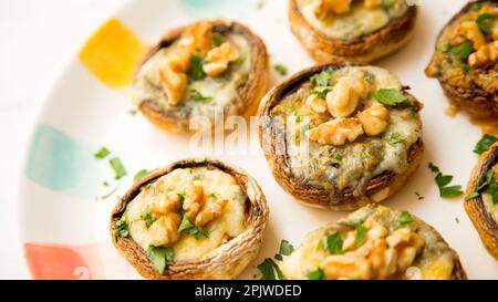 Champignons cuits farcis aux noix et au fromage. Tapa traditionnel espagnol. Banque D'Images