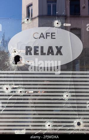 Trous de balle dans une fenêtre du café « Relax » de Bruxelles. Banque D'Images