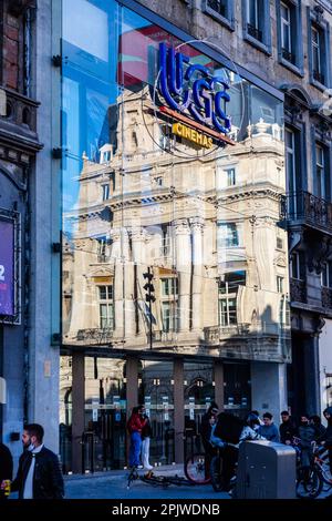 Réflexions des bâtiments entourant la place de Brouckère à Bruxelles, sur la façade vitrée d'un cinéma. Banque D'Images