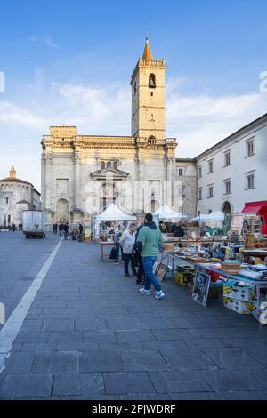 Piazza Arringo Square, Foire des antiquités, Ascoli Piceno, Marche, Italie, Europe Banque D'Images