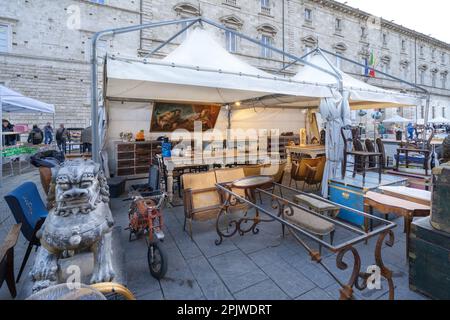 Piazza Arringo Square, Foire des antiquités, Ascoli Piceno, Marche, Italie, Europe Banque D'Images