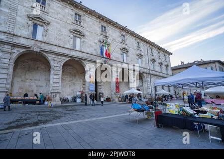 Piazza Arringo Square, Foire des antiquités, Ascoli Piceno, Marche, Italie, Europe Banque D'Images