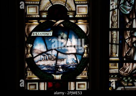 Un vitrail du HMAS Sydney, à l'Université de Sydney, dans l'escalier du vestibule Nicholson de 1921 par Archibald Keightley Nicholson Banque D'Images