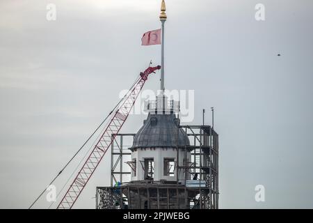 Istanbul, Turquie. 03rd avril 2023. Travaux de restauration de la Tour de la Maiden, l'une des structures emblématiques d'Istanbul. Les travaux de restauration de la Tour de la Maiden, située sur la côte de Salacak dans le district d'Uskudar, par le ministère de la Culture et du Tourisme sont à la fin On a vu qu'une partie de l'échafaudage en haut de la tour a été enlevée, ce qui a donné lieu à la coupole en bois. Crédit : SOPA Images Limited/Alamy Live News Banque D'Images