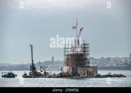 Istanbul, Turquie. 03rd avril 2023. Travaux de restauration de la Tour de la Maiden, l'une des structures emblématiques d'Istanbul. Les travaux de restauration de la Tour de la Maiden, située sur la côte de Salacak dans le district d'Uskudar, par le ministère de la Culture et du Tourisme sont à la fin On a vu qu'une partie de l'échafaudage en haut de la tour a été enlevée, ce qui a donné lieu à la coupole en bois. Crédit : SOPA Images Limited/Alamy Live News Banque D'Images