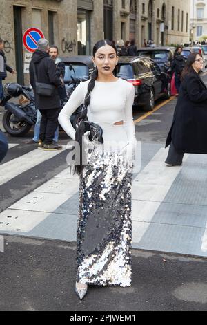 MILAN, ITALIE - 25 FÉVRIER 2023: Femme avec chemise blanche et jupe à paillettes argentées avant Dolce et Gabbana défilé de mode, Milan Fashion week Street styl Banque D'Images