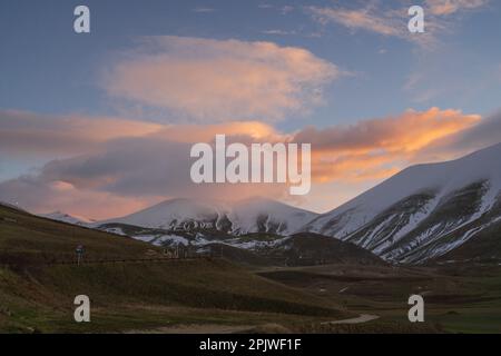 Parc national Monti Sibillini, lever du soleil à Castelluccio di Norcia, Ombrie, Italie, Europe Banque D'Images