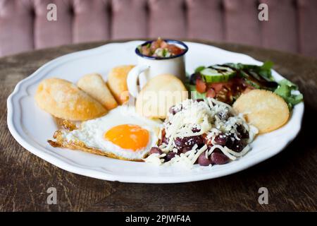 Petit déjeuner vénézuélien avec œufs, arépas et haricots. Banque D'Images