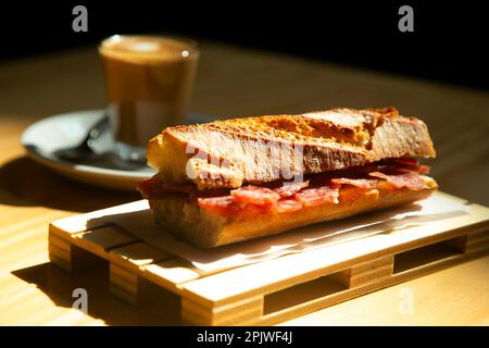 Sandwich Fuet dans un restaurant espagnol à l'heure du petit déjeuner. Banque D'Images