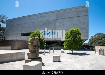 La sculpture Tom Bass « The Student » acquise en 1953, se trouve à l'avant de l'aile Chau Chak de l'Université de Sydney, en Australie Banque D'Images