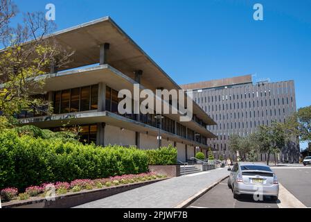 La bibliothèque Fisher de style moderniste, conçue par le bureau de l'architecte du gouvernement de Nouvelle-Galles du Sud, a ouvert ses portes en 1962 et, en 1967, la pile de bibliothèque revêtue de cuivre a ouvert ses portes Banque D'Images