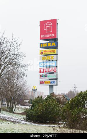 Poznan, Pologne - 25 janvier 2023: Pointeur publicitaire le long de l'emplacement des magasins de marque. Banque D'Images