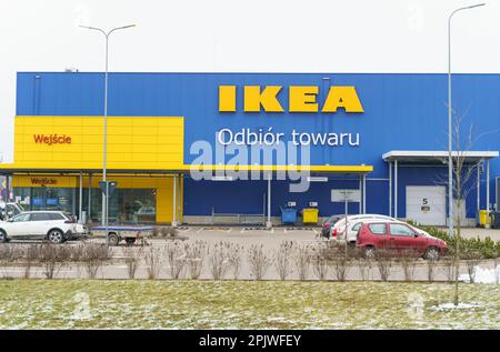 Poznan, Pologne - 25 janvier 2023 : magasin Ikea bleu et jaune en hiver. Banque D'Images