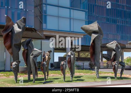 « Individual’s, une sculpture en bronze de 2013 (d’une valeur de 1,4m 2015 $) donnée par l’artiste de renommée internationale Andrew Roger à l’Université de Sydney Banque D'Images