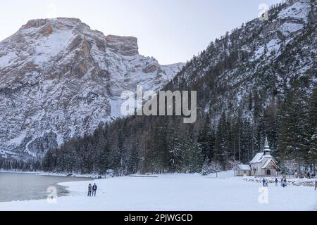 Vue sur le lac Braies avec neige, Trentin-Haut-Adige, Italie, Europe Banque D'Images